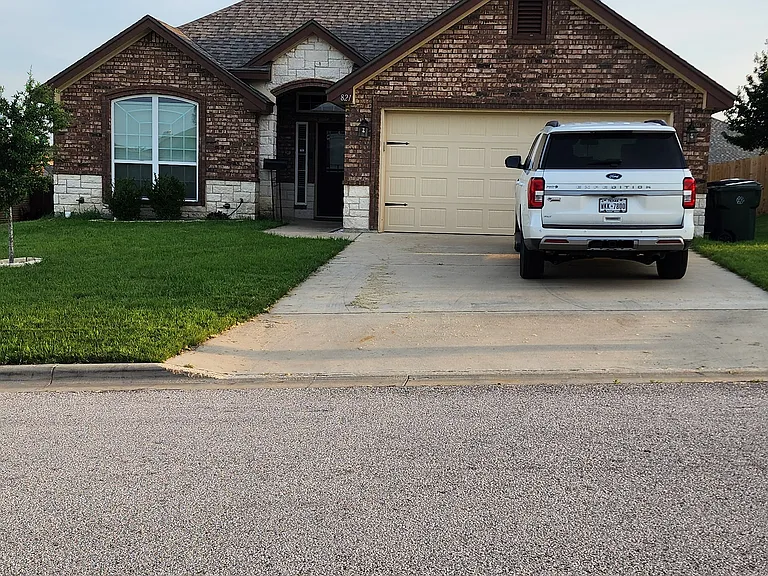 821 Karey Dr — Photo 2