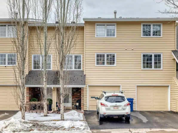 340 Point McKay Gdns NW, Calgary, AB T3B 4V8