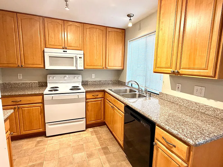 American Lake Townhomes — Photo 25
