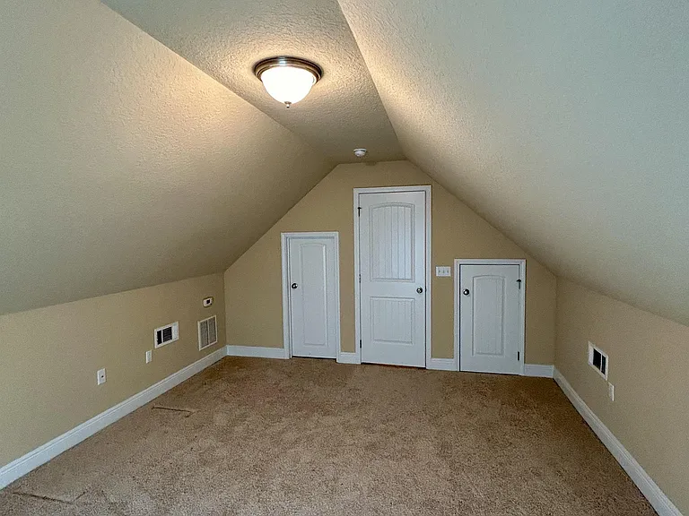 80 S Knightsbridge Ct — Photo 37
