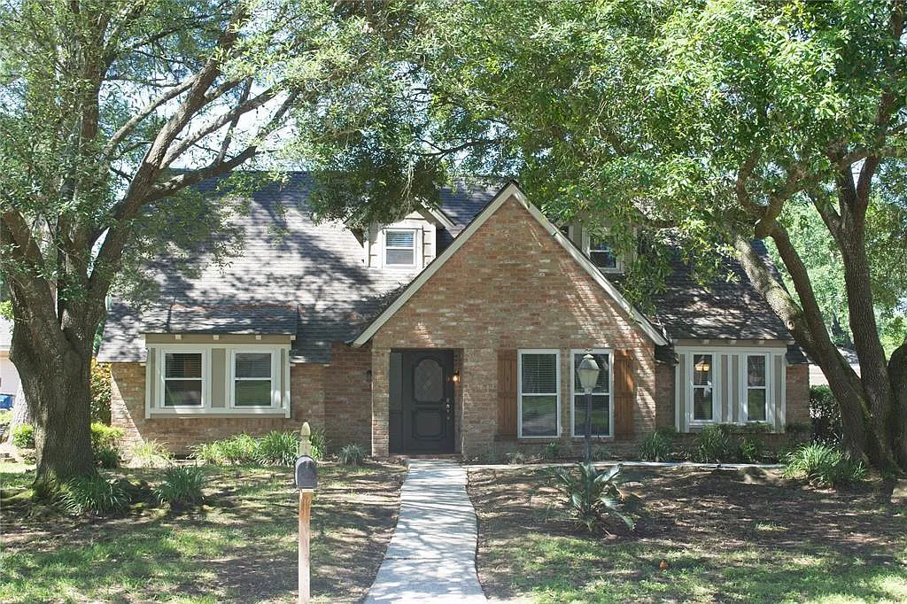 4 bed, 2.5 bath, 2384 sqft, $2,700 — Photo 1
