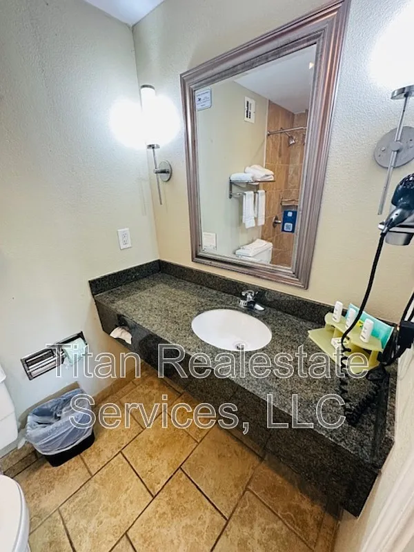1 bed, 1.0 bath, 230 sqft, $595 — Photo 2