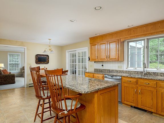 4th image of 122 Fox Hill Dr