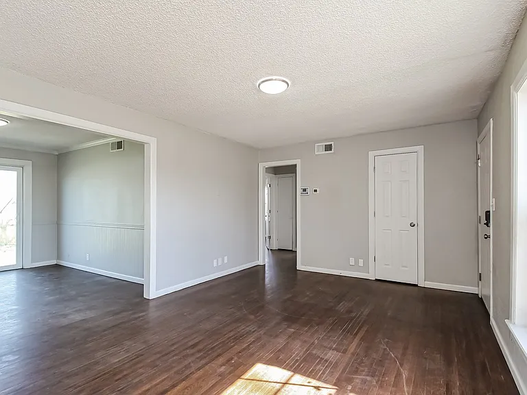 1298732_018_living_room_13602983.jpg