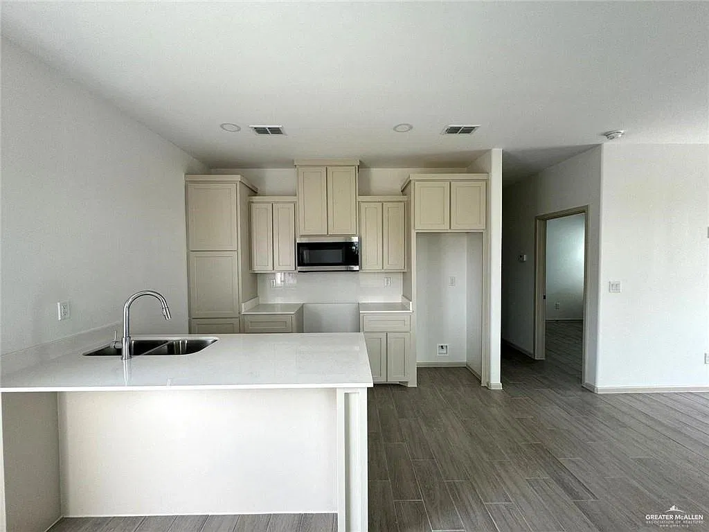 2 bed, 2.0 bath, 900 sqft, $1,060 — Photo 2