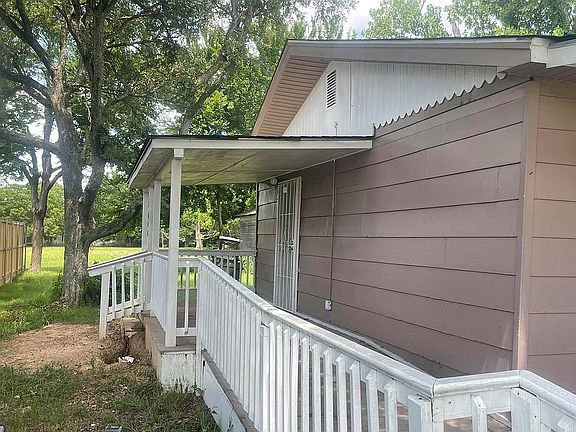 4th image of 1004 Seago Dr