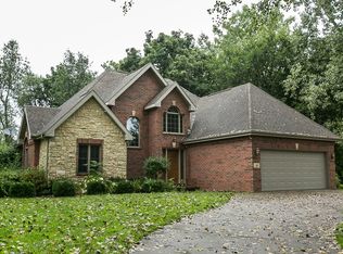 4 Truman Dr, East Dubuque, IL 61025