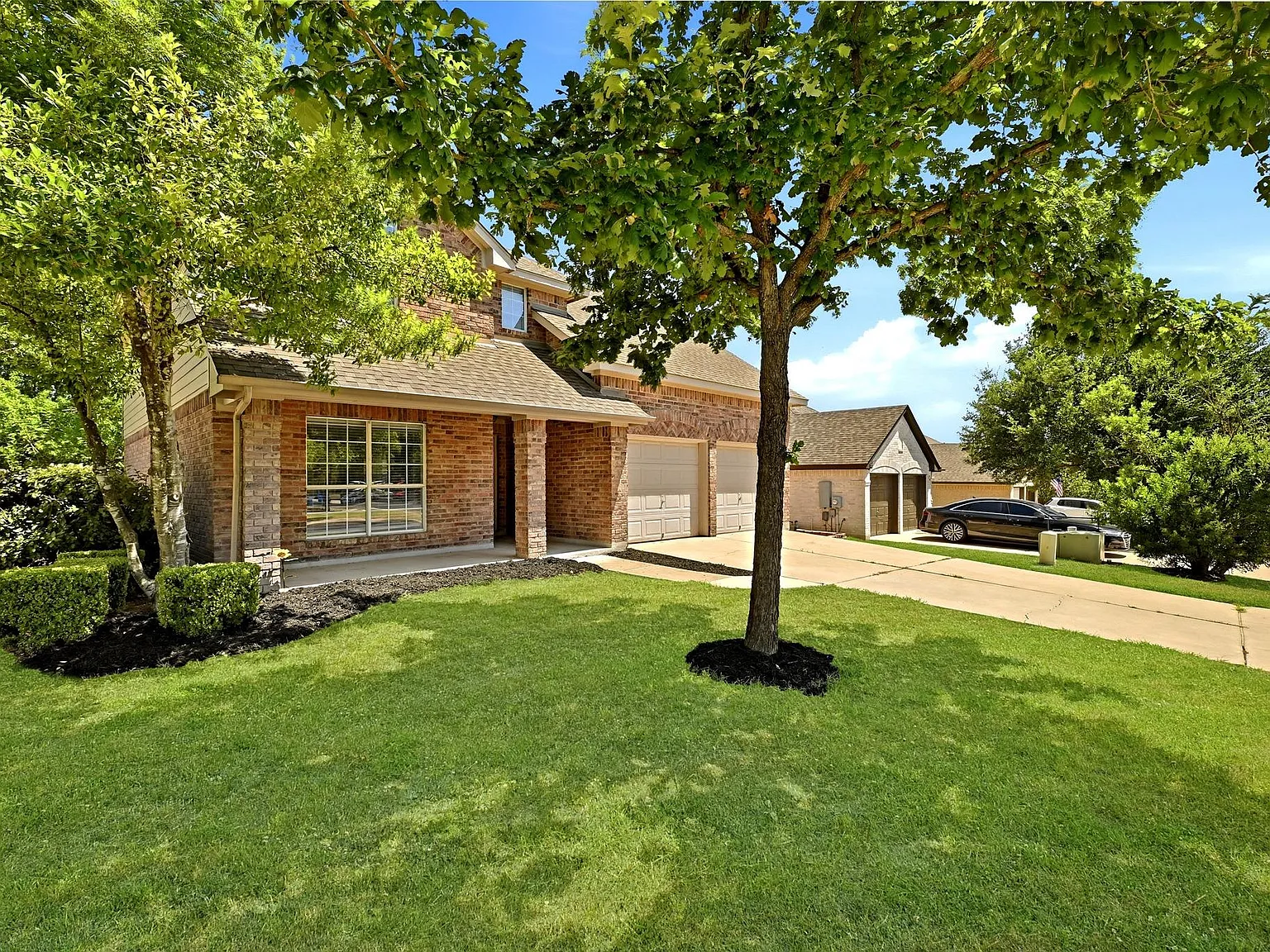 4 bed, 2.5 bath, 2770 sqft, $2,595 — Photo 2