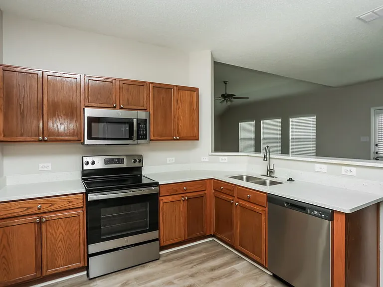 1203 Hampton Dr — Photo 9
