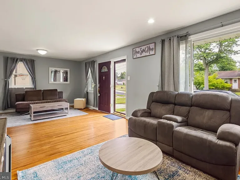 126 Greenwood Rd — Photo 5