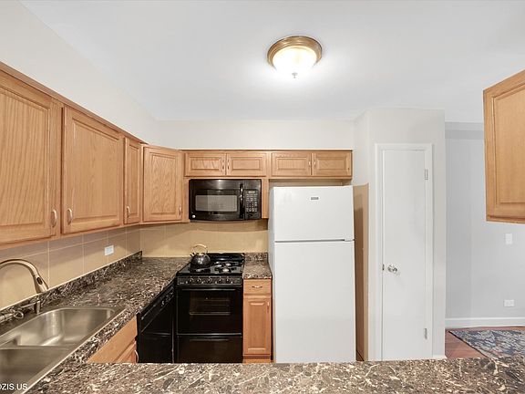 2nd image of 1600 W Greenleaf Ave APT 103
