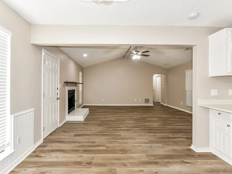 308 Southlake Dr — Photo 3