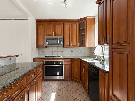 3rd image of 100 W 89th St APT 4D