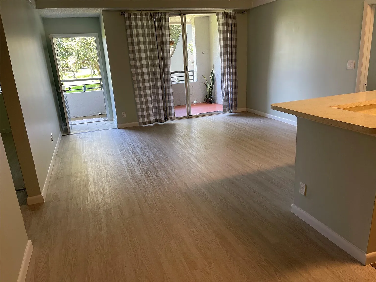 2 bed, 2.0 bath, 975 sqft, $2,000 — Photo 4