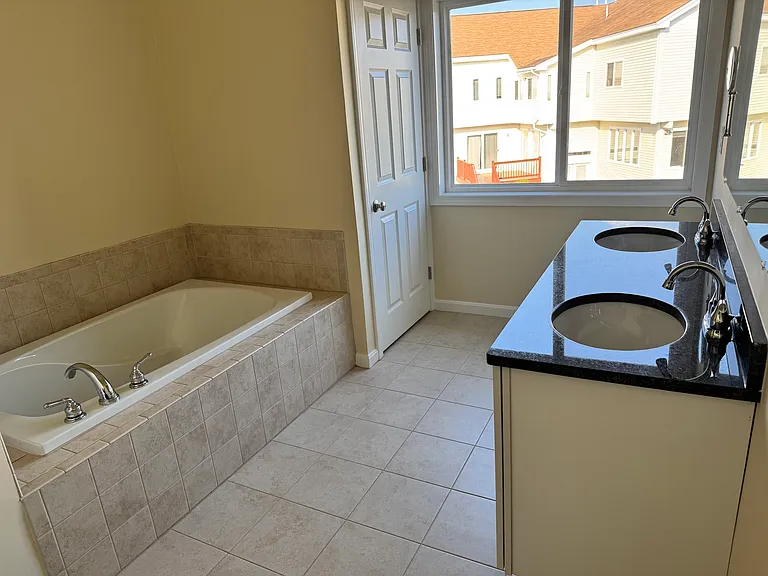6 Queen Isabella Way — Photo 35