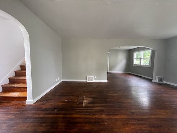 3rd image of 218 E Victoria St