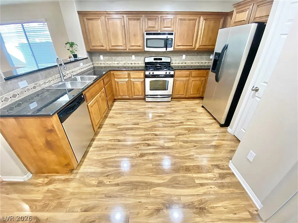 5 bed, 3.0 bath, 1957 sqft, $2,025 — Photo 2