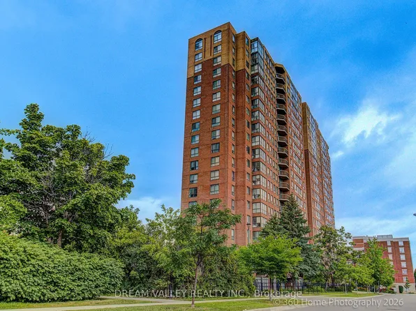 330 McCowan Rd #811, Toronto, ON M1J 3N3