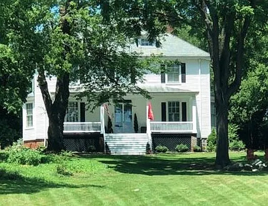 233 W Main St photo 1