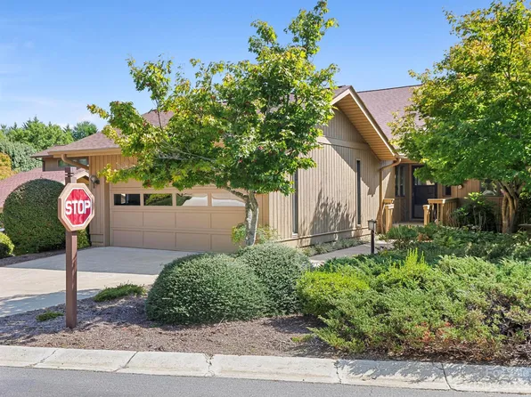 302 Red Oak Dr, Hendersonville, NC 28791