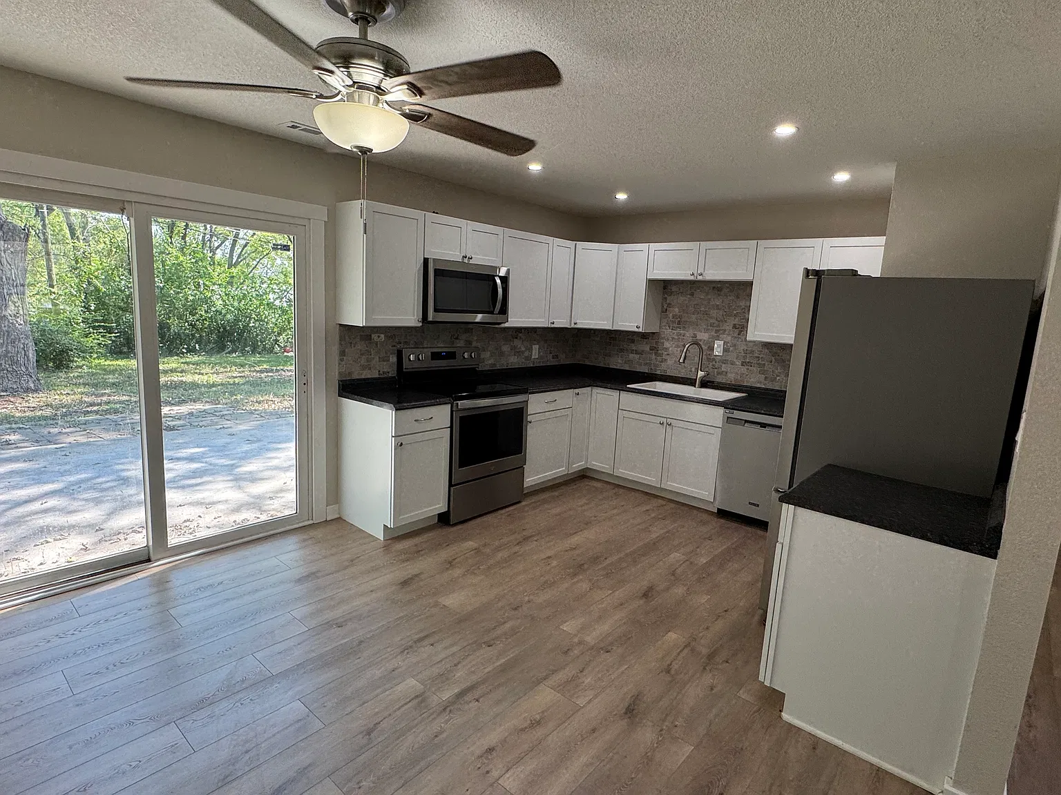 3 bed, 912 sqft, $1,575 — Photo 4