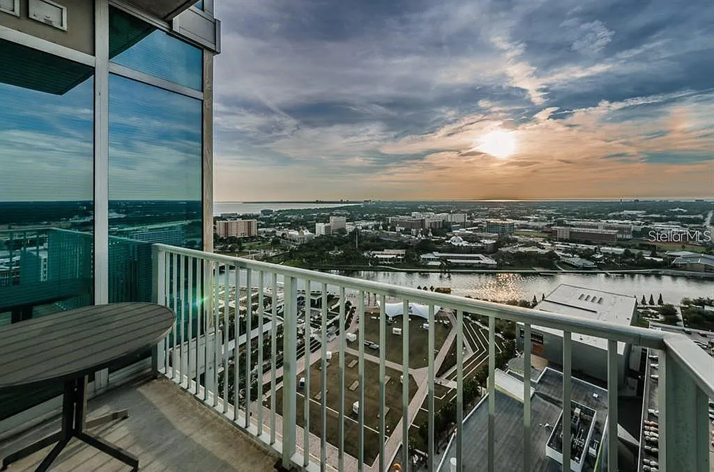 2 bed, 2.0 bath, 1157 sqft, $4,350 — Photo 4