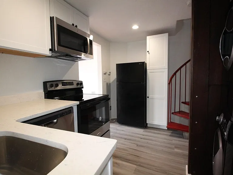 16 Middlesex St #11 — Photo 5