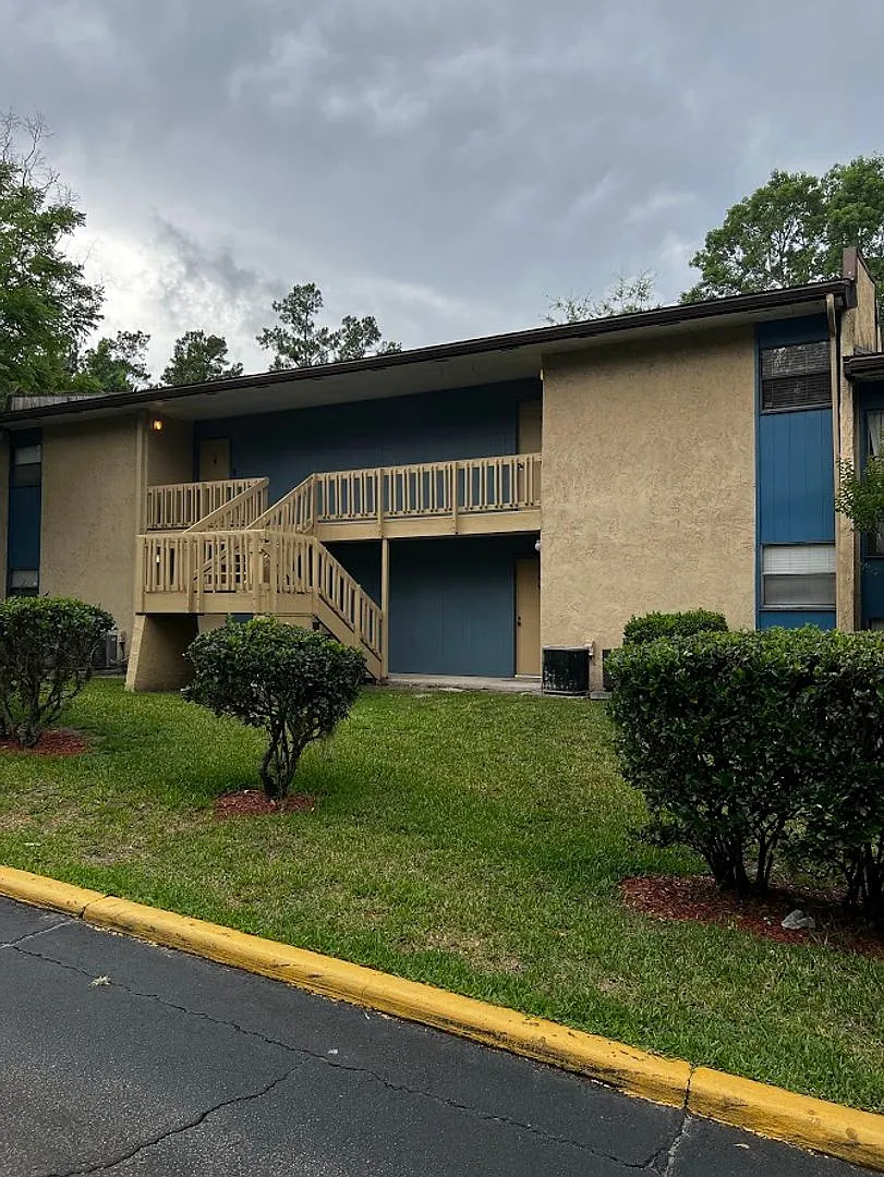Location, location, location! 875 SF Unit- 2 bd/ 1 ba near UF - Brandywine Condos — Photo 2