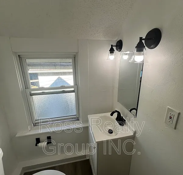 1121 Delence St — Photo 11