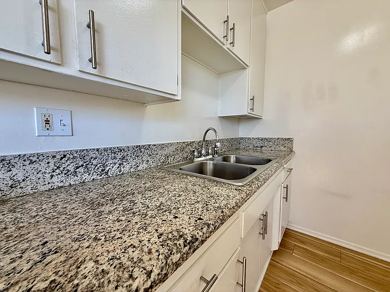 Vine Street Apartments — Photo 42