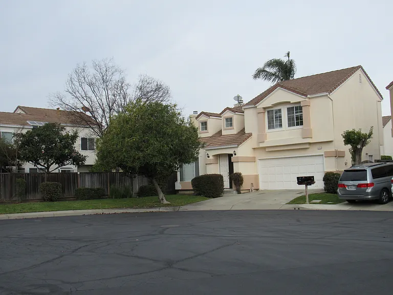 Cul-de-sac and front yard