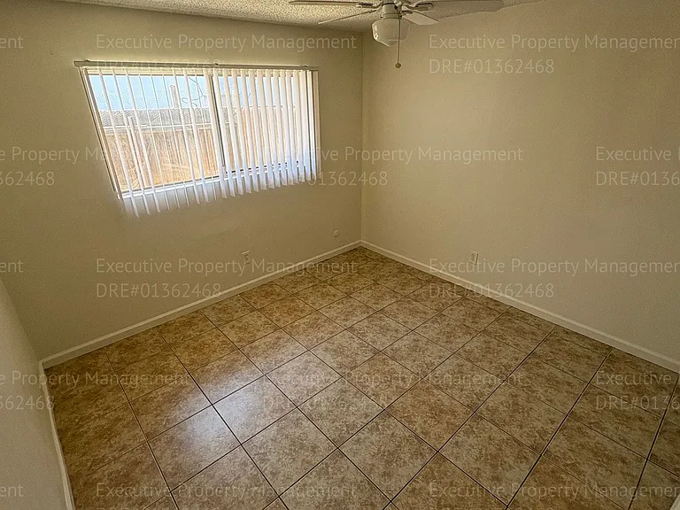 1921 Baker St — Photo 25