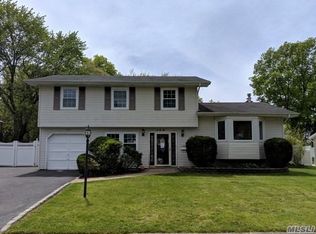 106 Pine St, Deer Park, NY 11729