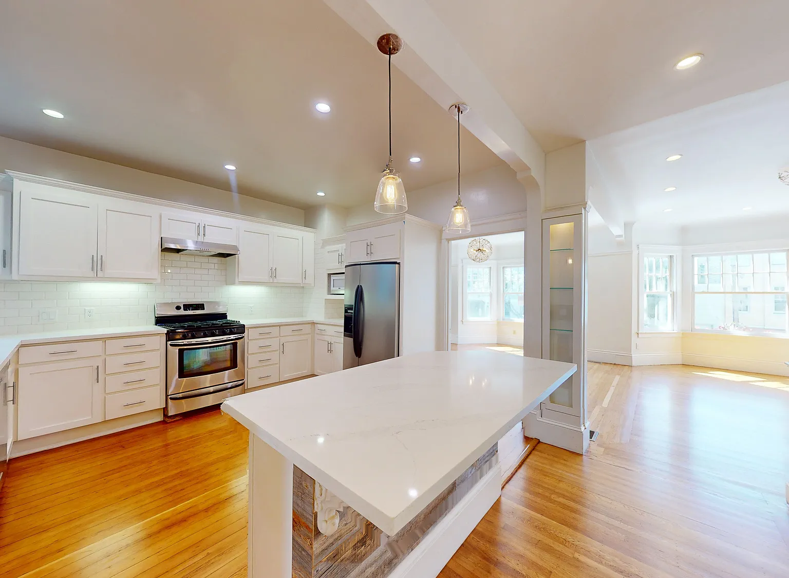 Cow Hollow - Updated 4 BR x 4 Bath Flat with Storage / Yard / Parking / Laundry In Unit — Photo 3