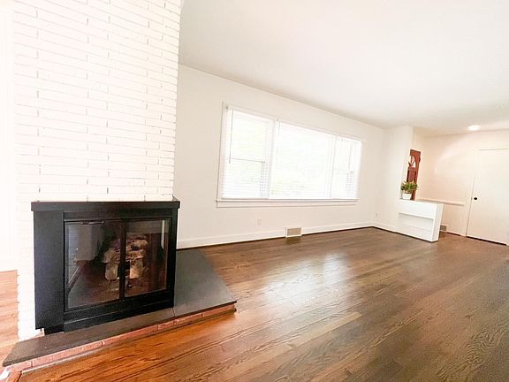 3rd image of 1009 Forest Hill Dr