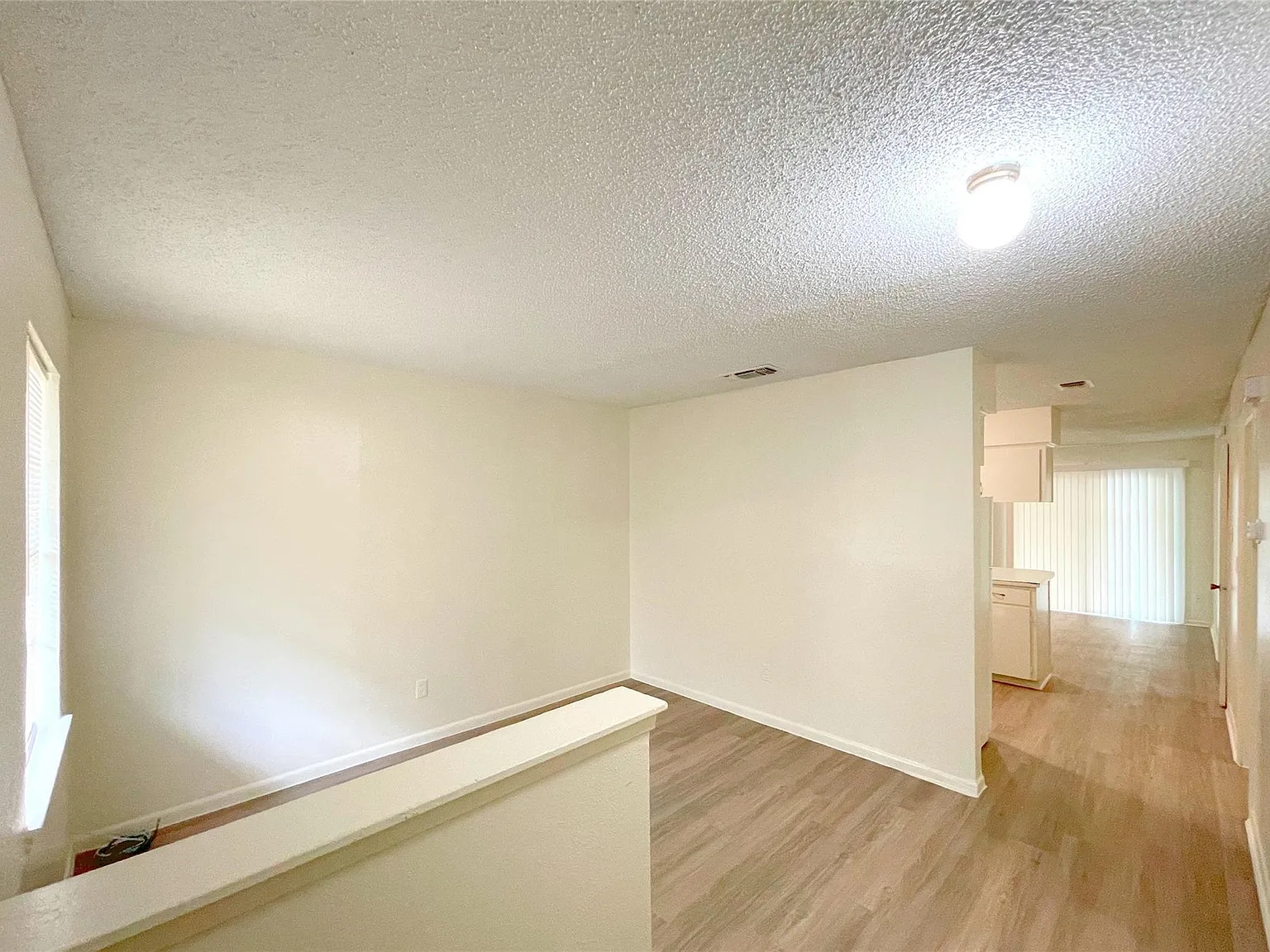 2 bed, 1.0 bath, 3570 sqft, $995 — Photo 3