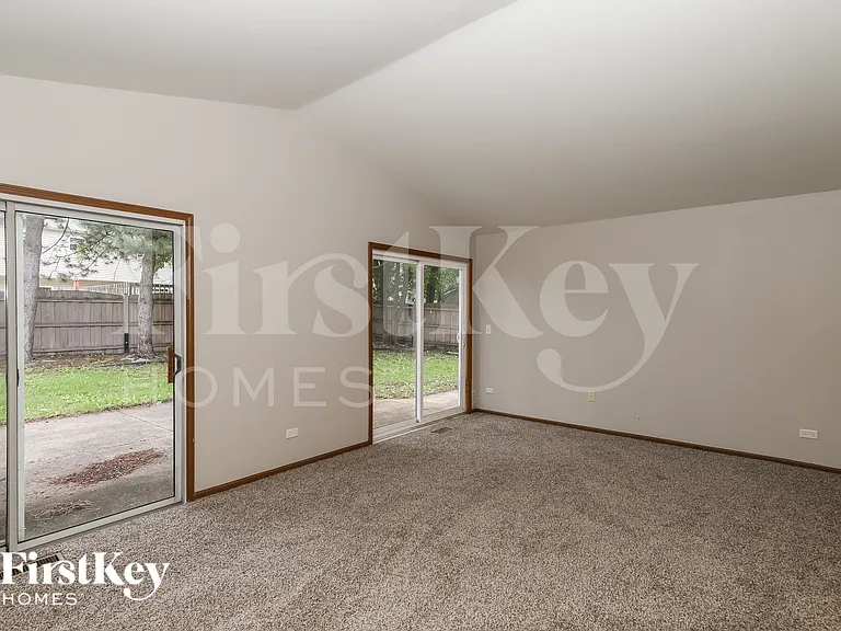 1045 Camden Ln — Photo 8