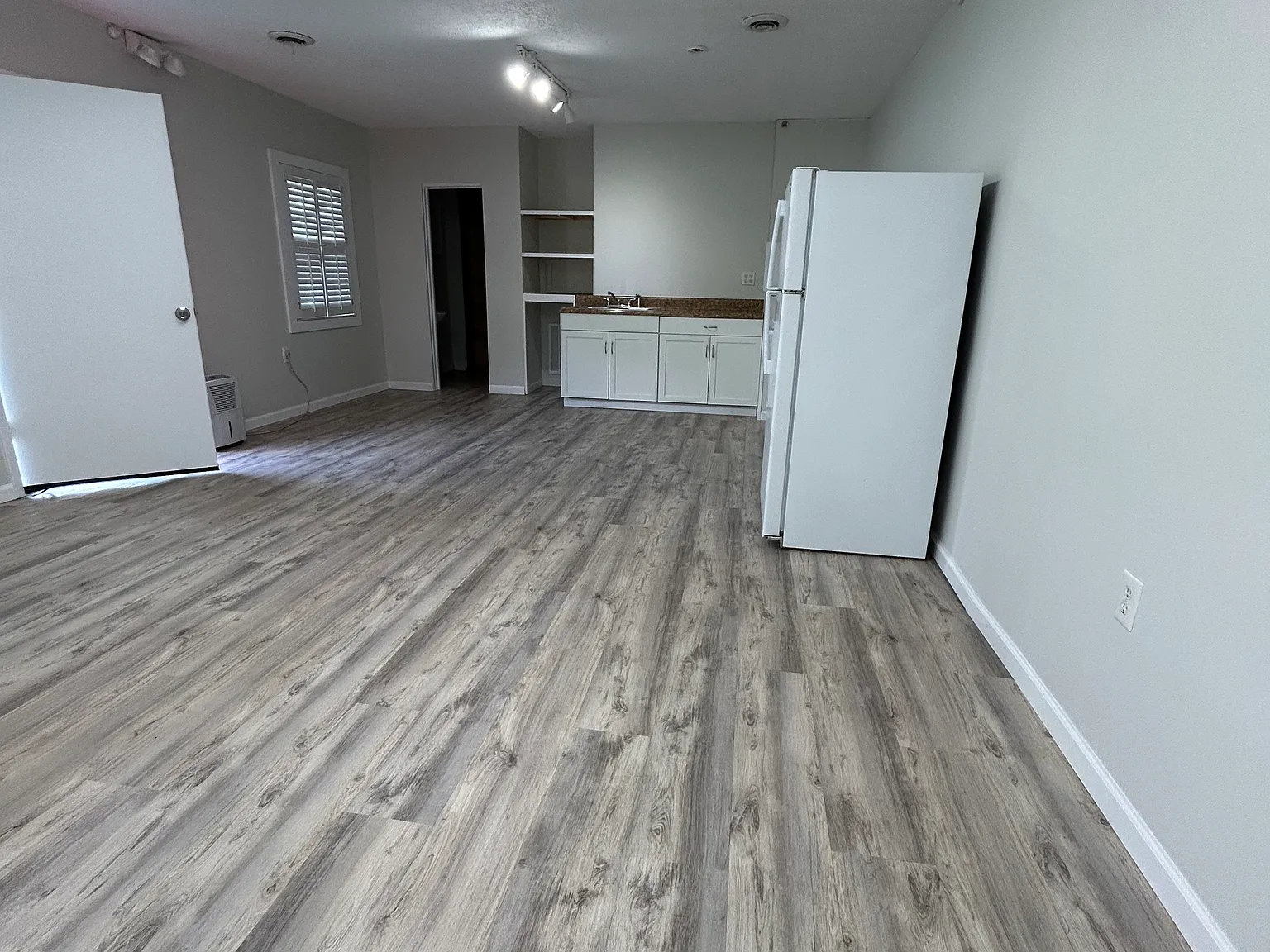 Studio, 700 sqft, $1,800 — Photo 2
