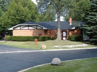 2 Dunbar Ln, Rolling Meadows, IL 60008