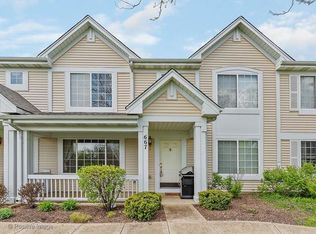 667 Lincoln Station Dr, Oswego, IL 60543