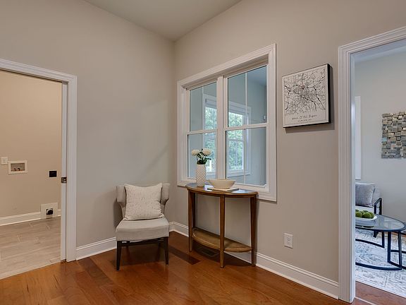 5th image of 607 Lee St