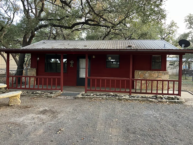 Cozy cottage nestled under the oaks at Canyon Lake.