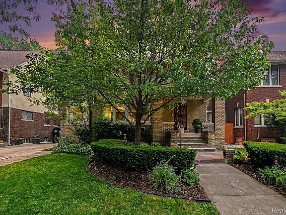3rd image of 1485 Chicago Blvd