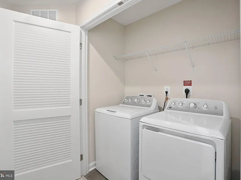 7263 Congressional Cir — Photo 32