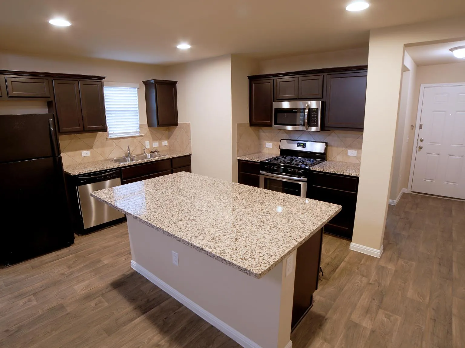 4 bed, 1908 sqft, $2,250 — Photo 2