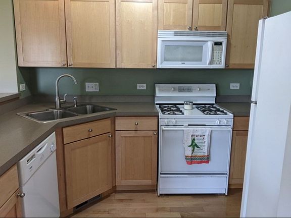 3rd image of 606 Foxridge Dr #606