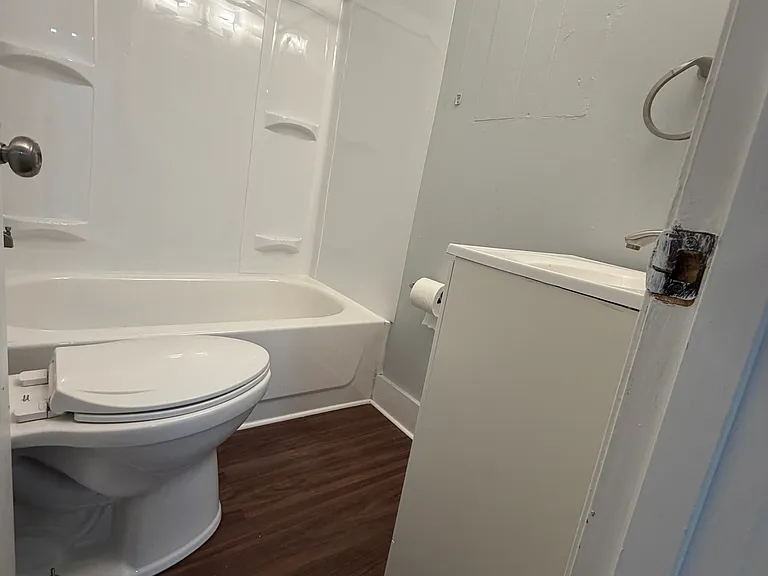 107 N Sanford St — Photo 9