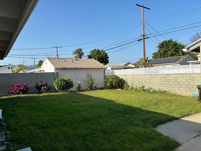 10348 Woodley Ave — Photo 10