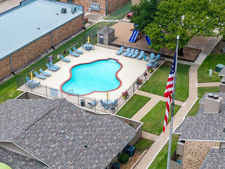 Living Oaks Apartments — Photo 17