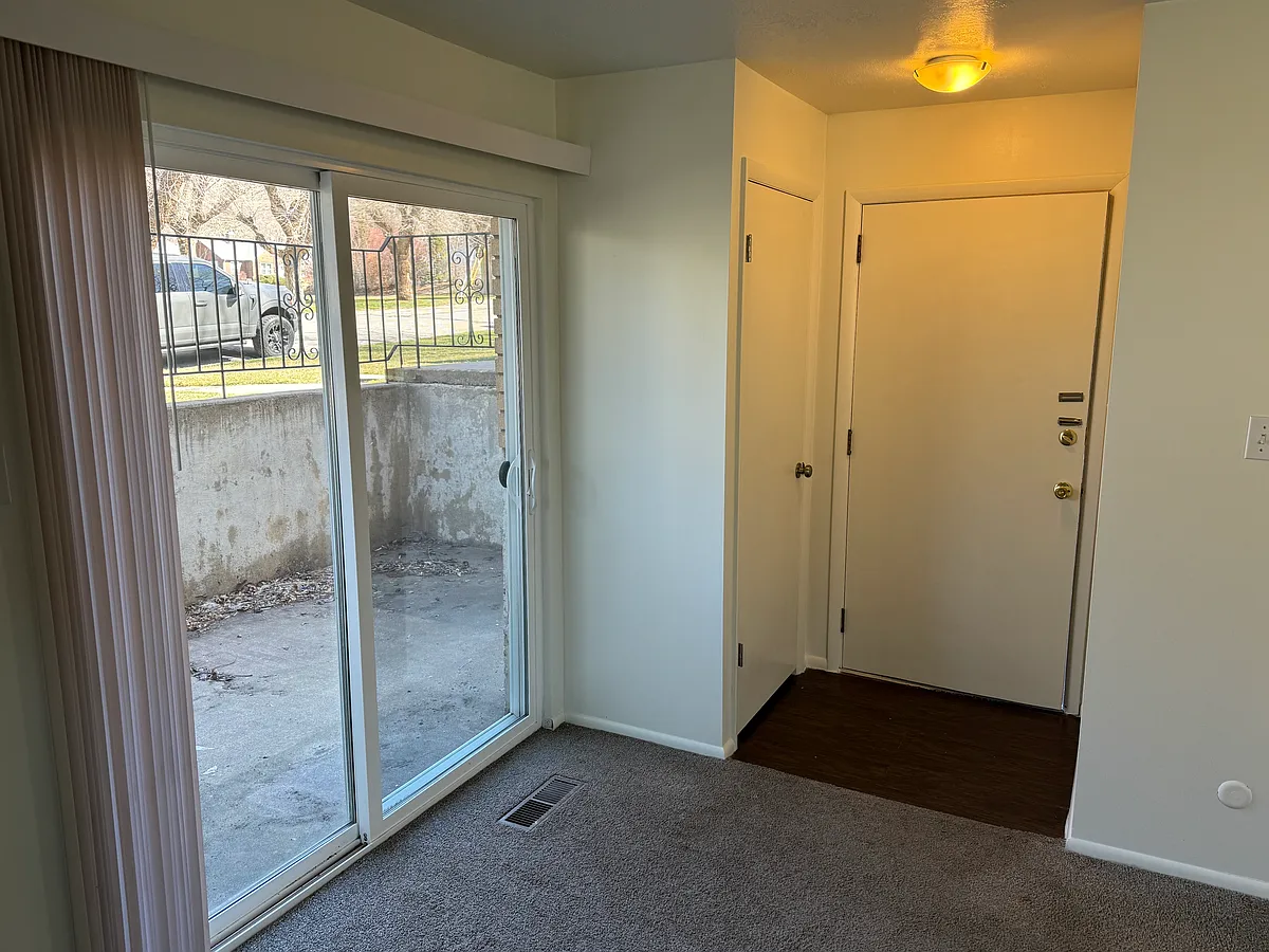 Entry - 264 E Center St #260